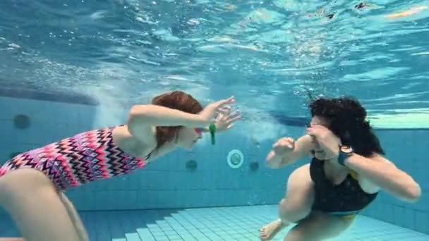 Молода Мати Дівчина Дев Ятнадцятьма Донькою Дитина Плаває Басейні Під — стокове відео
