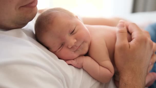 Liebenswertes Neugeborenes Das Bei Seinem Vater Liegt Und Einschläft Schöne — Stockvideo