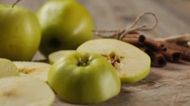 Tahtada duran tarçın çubuklarının yanında yuvarlak elma dilimleri