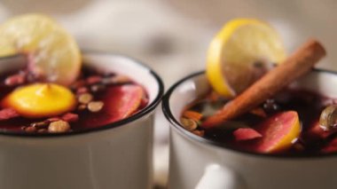 Kırmızı şarap ve baharat dolu çelik bardaklar.