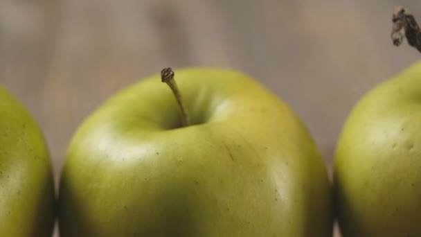 Rad Gröna Saftiga Äpplen Liggande Träbord Närbild — Stockvideo