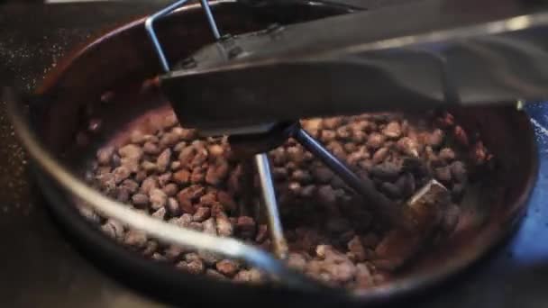 Dulces Frutos Secos Con Azúcar Chocolate Girando Una Máquina Mercado — Vídeo de stock