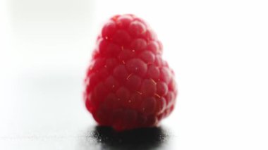 Beyaz arkaplandaki taze kırmızı ahududu dönüşümlü olarak kapat