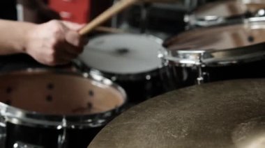 Davul çalan erkek elleri ve bagetlerle bronz zil plakaları canlı müzik. Perküsyon sırasında müzisyen enstrümantal performans