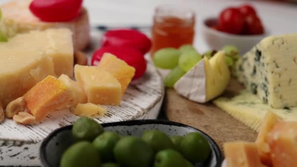 Mezclar Queso Con Uvas Frutos Secos Aceitunas Una Mesa Plato — Vídeos de Stock