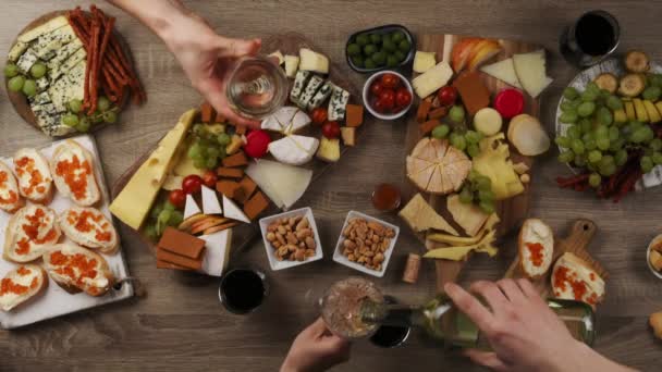 Asztal Borral Sajttal Felülnézetből Élvezem Vacsorát Barátaimmal Fehérbor Öntése Ivása — Stock videók