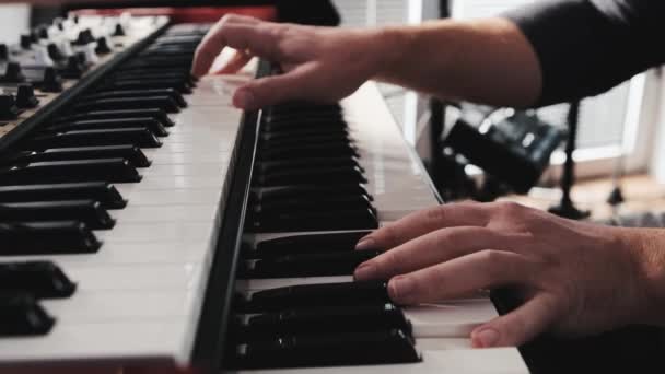 Férfi Kéz Játszik Egy Dupla Billentyűzet Közelkép Zenész Teljesítmény Klasszikus — Stock videók