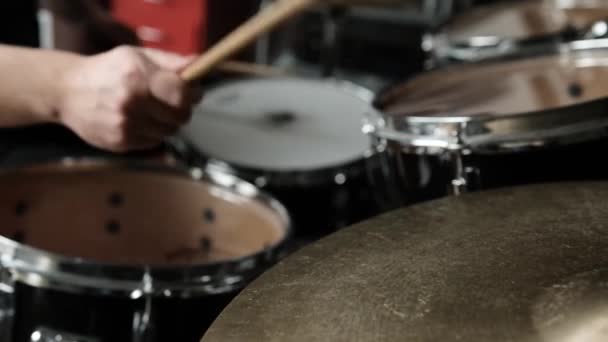Ręce Człowieka Grające Bębnach Brązowych Talerzach Talerzy Pałeczkami Perkusyjnymi Muzyka — Wideo stockowe