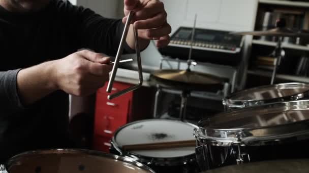 Man Hand Spelen Muziek Driehoek Slaan Met Metalen Stok Muzikant — Stockvideo