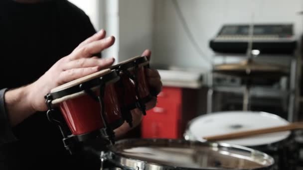Мужские Руки Играют Барабанах Бонго Студии Звукозаписи Парень Традиционными Народными — стоковое видео