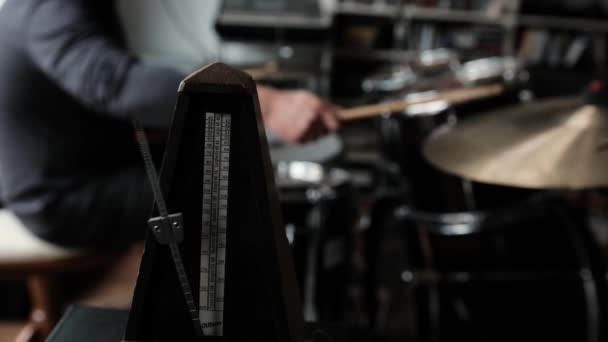 Механический Метроном Измерения Музыкального Ритма Такта Работающий Время Работы Музыканта — стоковое видео