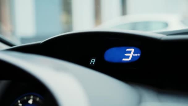 汽车速度计仪表盘显示速度越来越快 具有快速驾驶标志的汽车驱动面板 — 图库视频影像
