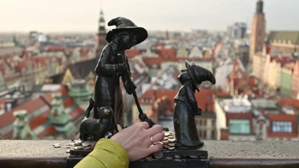 Mão Turística Colocar Moedas Toque Famoso Escultura Gnomo Anão Para — Vídeo de Stock