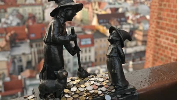 Famosa Escultura Gnomo Anão Com Moedas Wroclaw Polônia Com Vista — Vídeo de Stock
