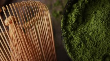 Kavanozda kibrit tozu çırpmak için çırpılmış yeşil çay tozu.