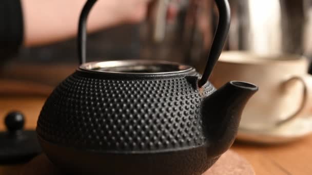 Pessoa Derramando Água Quente Bule Cozinha Para Preparar Bebida Chá — Vídeo de Stock