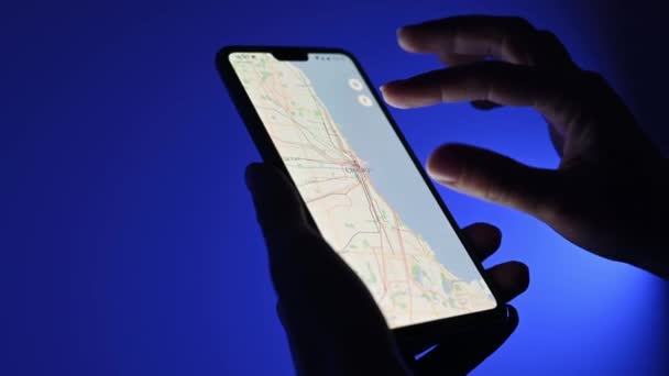Poznan Polônia Janeiro Menina Usando Aplicativo Google Maps Smartphone Contra — Vídeo de Stock