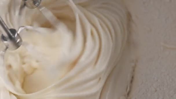 Teigkneten Mit Automatischer Mixer Nahaufnahme Leckere Bäckerei Desserttorte Zubereitung — Stockvideo
