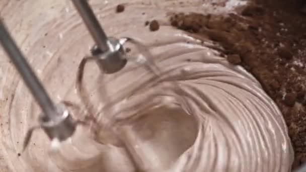 Masa Para Pastel Amasada Con Cacao Con Mezclador Automático — Vídeos de Stock