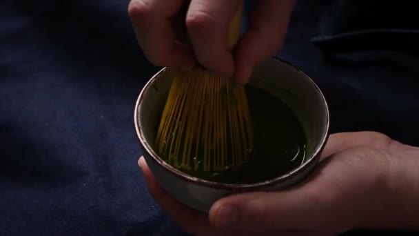 将绿茶倒入碗中 倒入搅拌搅拌搅拌的威士忌中 — 图库视频影像