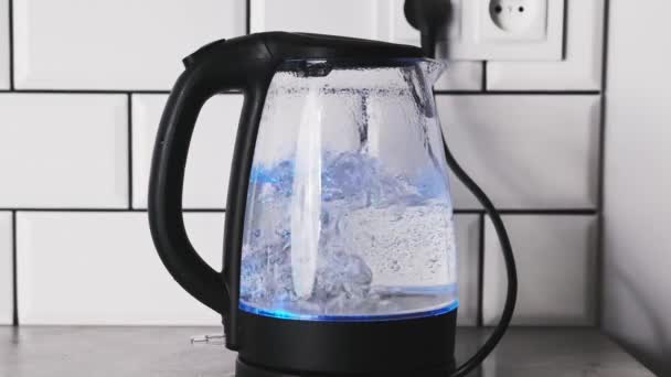 Διάφανο Ηλεκτρικό Βραστήρα Βραστό Νερό Στην Κουζίνα Σύγχρονη Τσαγιέρα Fpr — Αρχείο Βίντεο