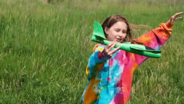 Kaméleon Lány Gyermek Visel Színes Kapucnis Játszik Játék Sík Területen — Stock videók
