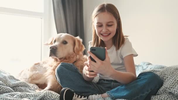 Niña Bonita Con Perro Golden Retriever Haciendo Selfie Con Smartphone — Vídeos de Stock