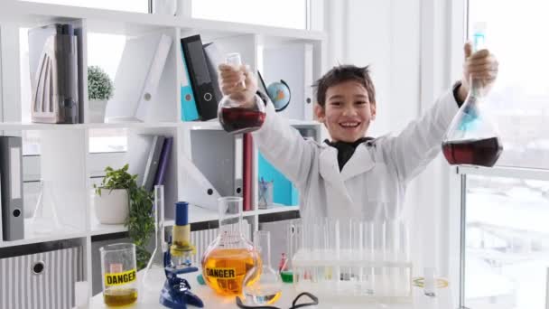 Uczeń Lekcji Chemii Brudną Twarzą Pokazujący Butelki Płynami Uczeń Szczęśliwy — Wideo stockowe