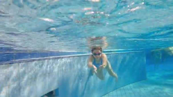 Roztomilá Holčička Brýlemi Potápění Koupání Pod Vodou Bazénu — Stock video