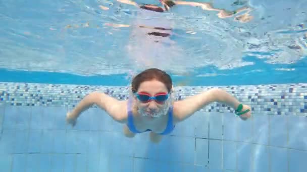 Roztomilá Dívka Brýlemi Potápění Koupání Pod Vodou Bazénu — Stock video