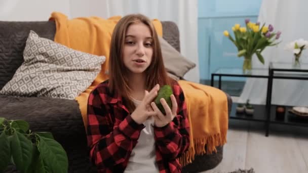 Genç Bir Kız Çevrimiçi Blog Kanalı Için Kamerayla Video Çekiyor — Stok video