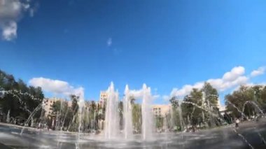 Kharkiv, Ukrayna 'daki Gosprom yakınlarında köpüklü çeşme, zaman ayarlı