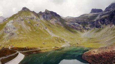 Alp tepeleri arasındaki güzel gölün panoramik manzarası