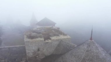 Ukrayna 'daki Kamianets-Podilskyi şatosunun sisli havadan görünüşü. İnsansız hava aracı görüntüleri 4k.