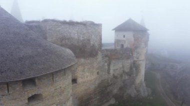 Ukrayna 'daki Kamianets-Podilskyi şatosunun sisli havalarda hava görüntüsü