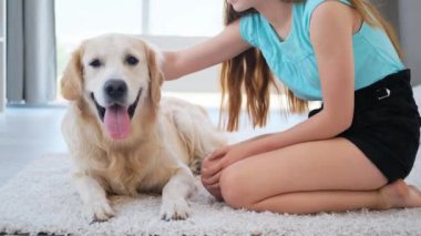 Köpekli bir kız çocuk odasında yerde, Golden Retriever cinsi