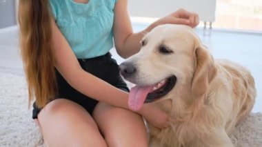 Köpekli kızlar evlerinde yerde yatıyor, Golden Retriever cinsi.