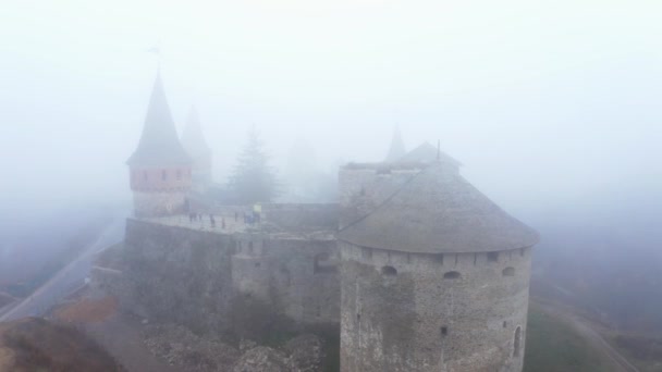 Αεροφωτογραφία Του Κάστρου Kamianets Podilskyi Στην Ουκρανία Υπό Την Ομίχλη — Αρχείο Βίντεο