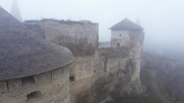 Αεροφωτογραφία Του Κάστρου Kamianets Podilskyi Στην Ουκρανία Κατά Διάρκεια Ομιχλώδη — Αρχείο Βίντεο