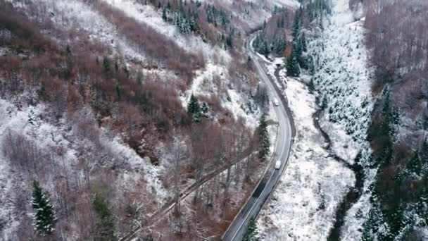 白雪覆盖的山脚上高速公路的空中景观 — 图库视频影像