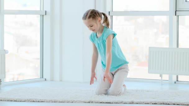 Cute Little Girl Wykonywania Gimnastyczne Szpagat Pomieszczeniach — Wideo stockowe