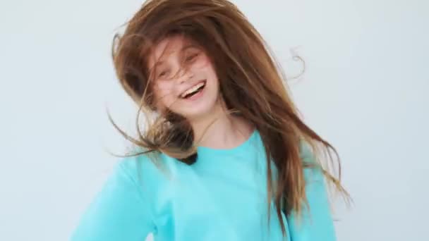 Χαριτωμένο Κορίτσι Κουνάει Κεφάλι Της Μακριά Μαλλιά — Αρχείο Βίντεο