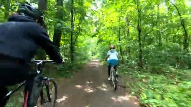 Весной Три Девушки Катались Велосипедах Лесу — стоковое видео