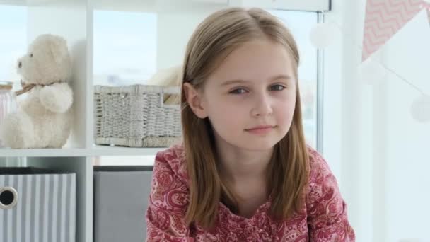 Potret Gadis Kecil Yang Lucu Ruang Anak Anak — Stok Video