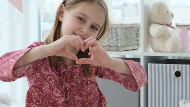 Χαριτωμένο Κοριτσάκι Που Μιμείται Την Καρδιά Χέρια Παιδικό Δωμάτιο — Αρχείο Βίντεο