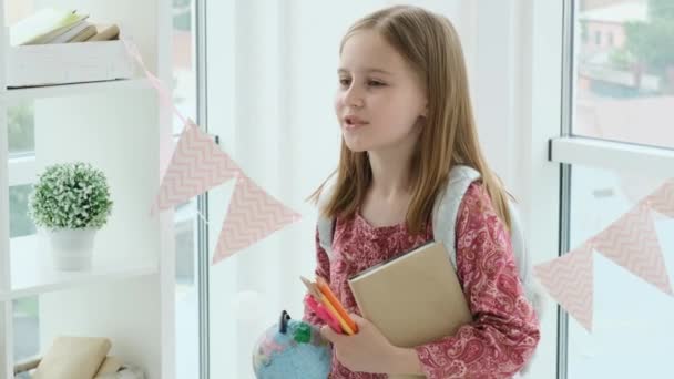 Glückliches Kleines Mädchen Mit Rucksack Mit Schulmaterial Hellen Klassenzimmer — Stockvideo