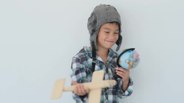 Маленький Хлопчик Літає Іграшковим Літаком Всьому Світу Стоїть Біля Білої — стокове відео