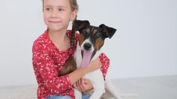 Klein Meisje Met Gapen Vos Terriër Hond Muur Achtergrond — Stockvideo