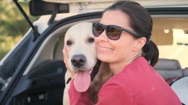 Menina Abraçando Cão Golden Retriever Carro Tronco — Vídeo de Stock