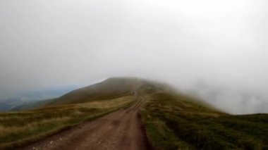 İlgi odağı olmak için zemin yolu boyunca yükselen dağın ilk kişi görünümü